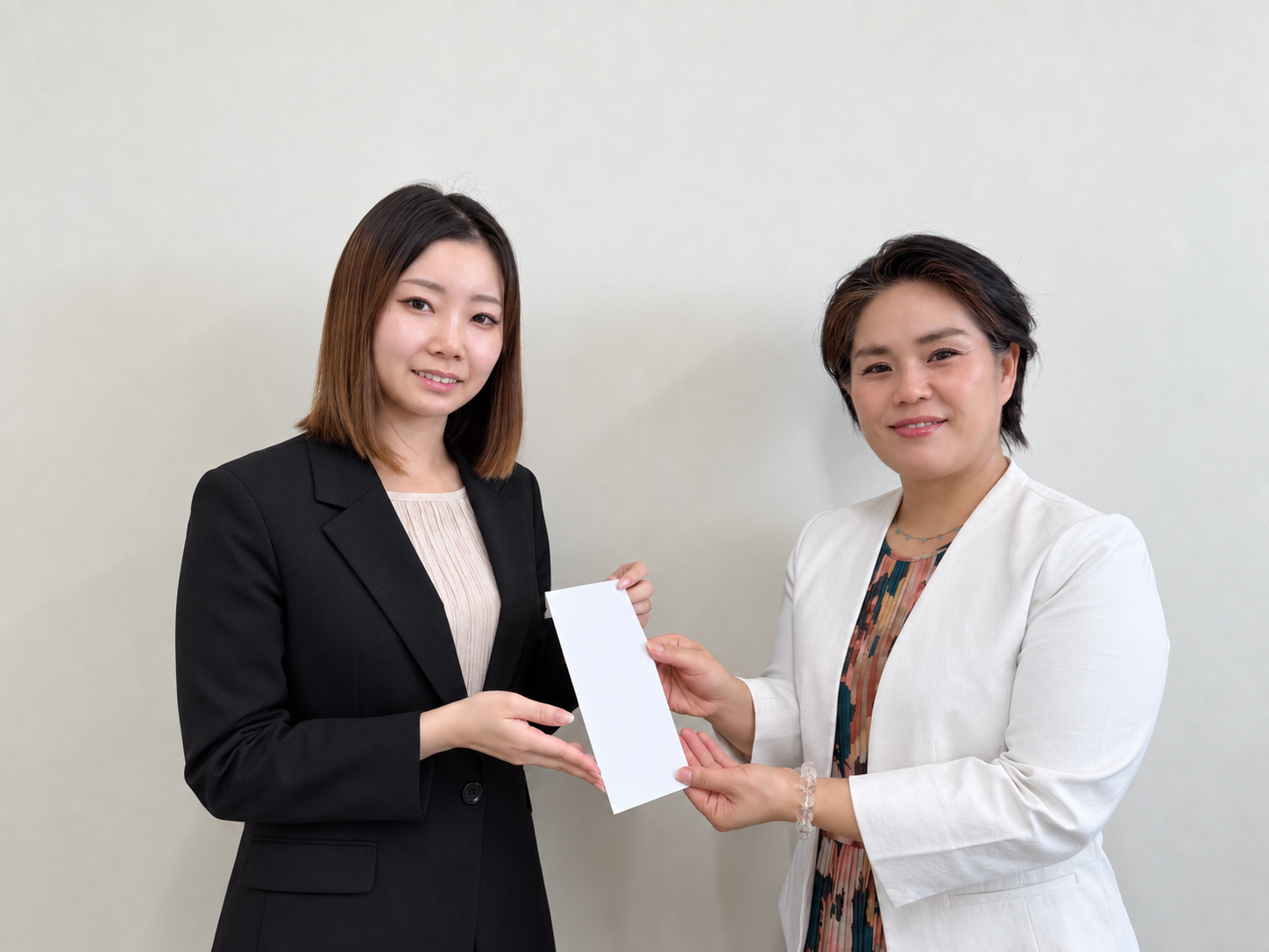 寄付金の受け渡しの様子