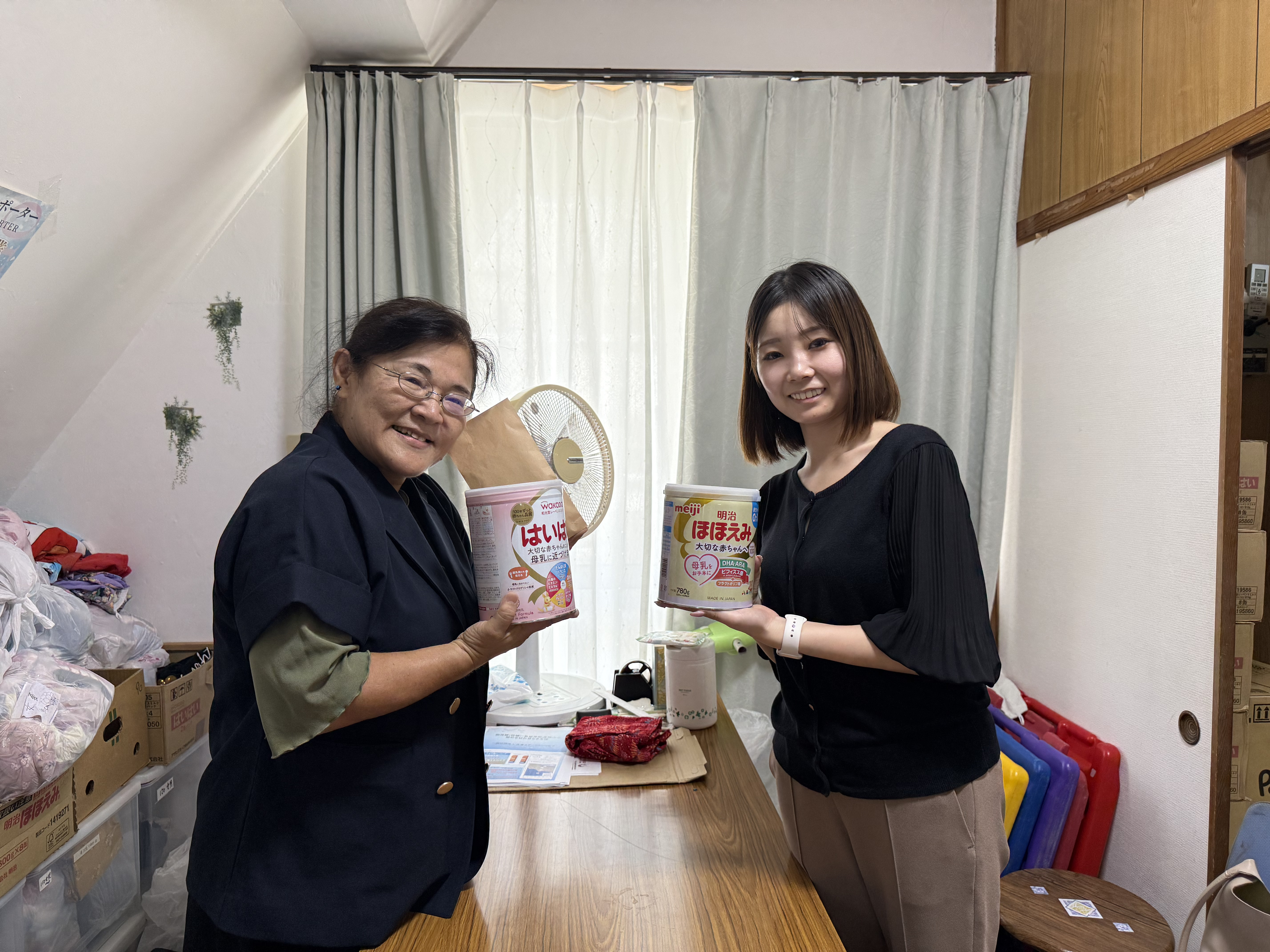 寄付金の受け渡しの様子